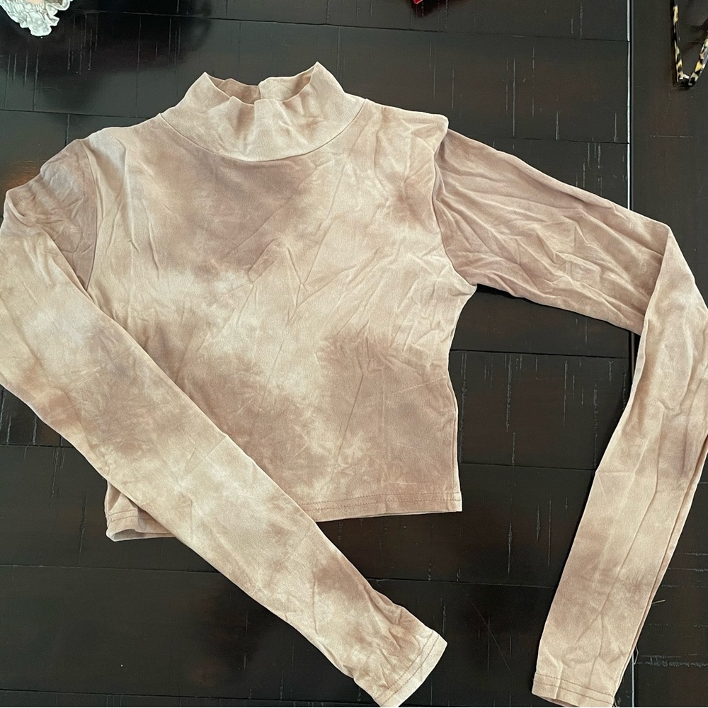 Neutral tie dye cropped turtle neck fits a size small/medium